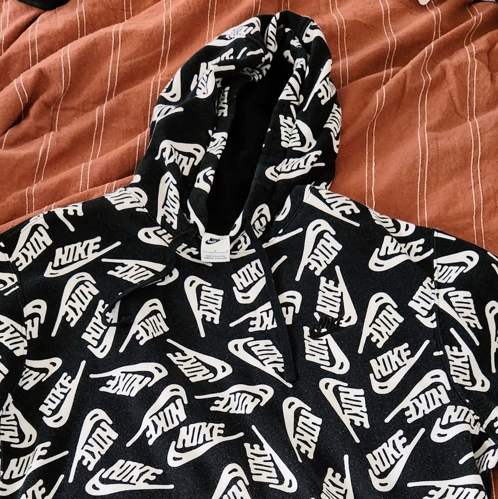 Bundle of 4 Nike men's sweatshirts (size large)